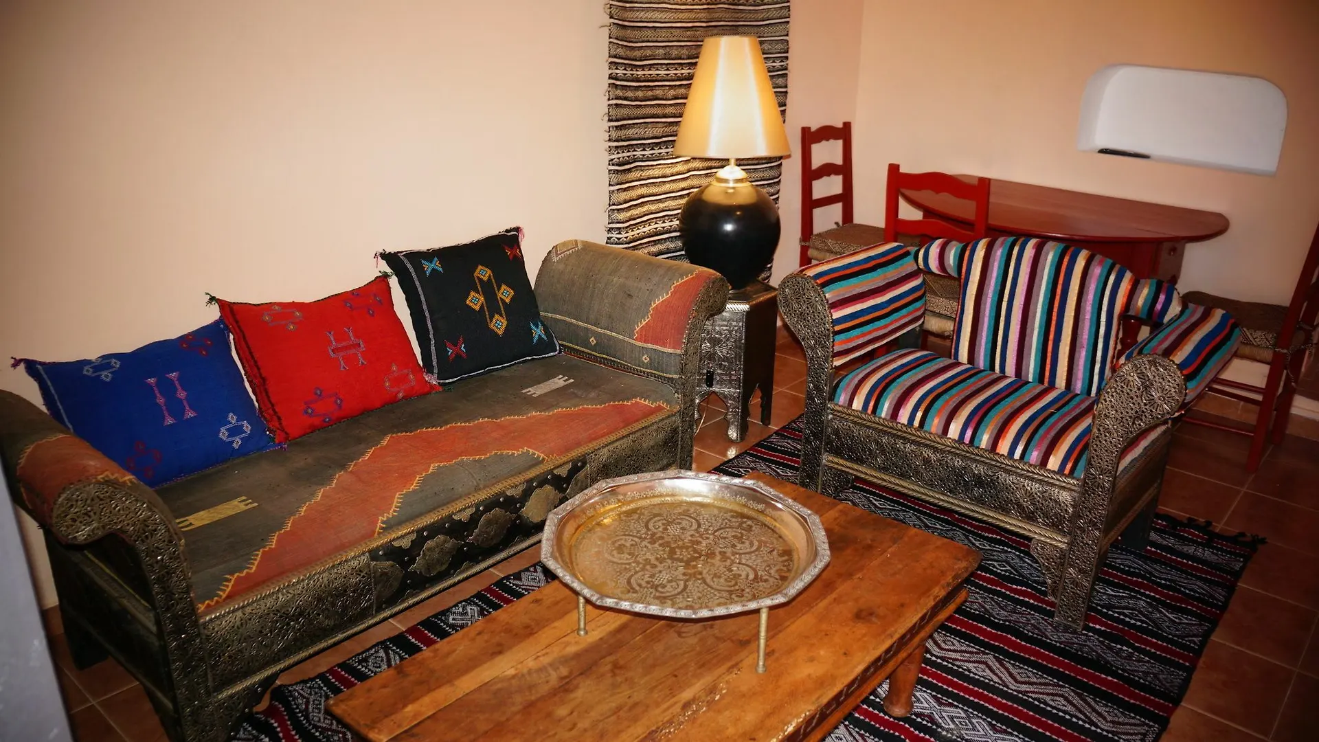 Inn Seventies Cheap & Chic Two Lagos